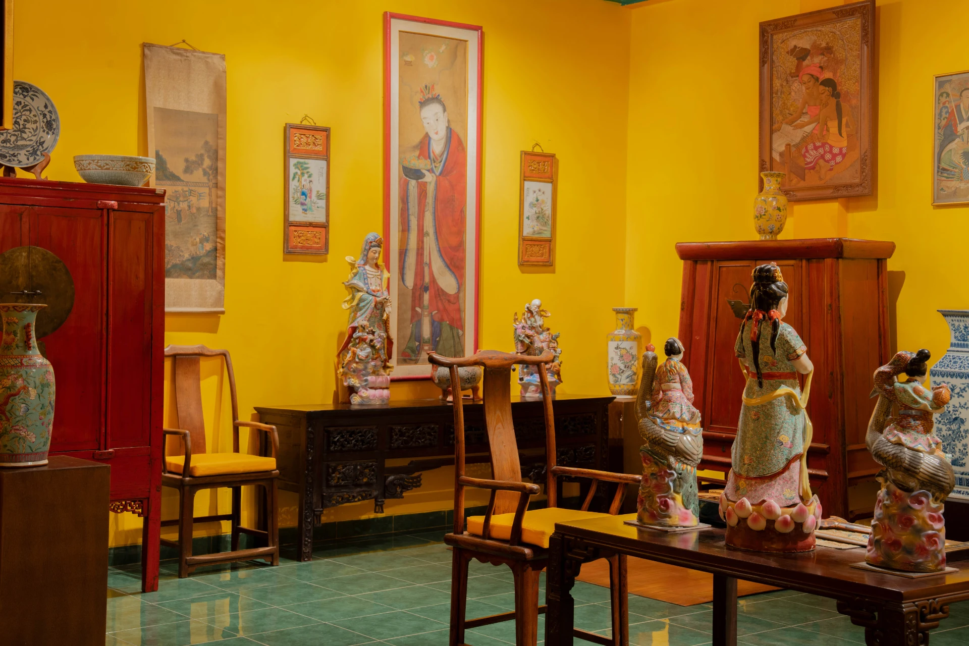 Interior of the Chinese Room at Museum Peter Bloch Collection, featuring ancient statues, paintings, and porcelain.