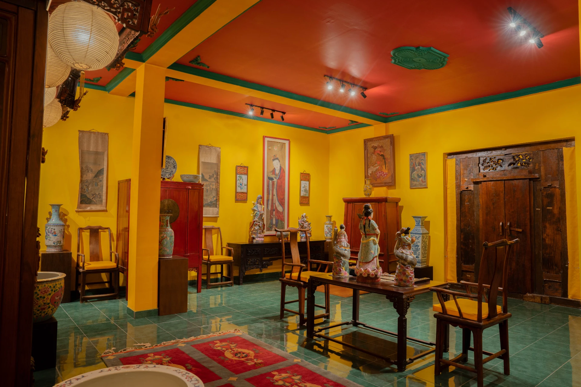 Interior of the Chinese Room at Museum Peter Bloch Collection, featuring ancient statues, paintings, and porcelain.
