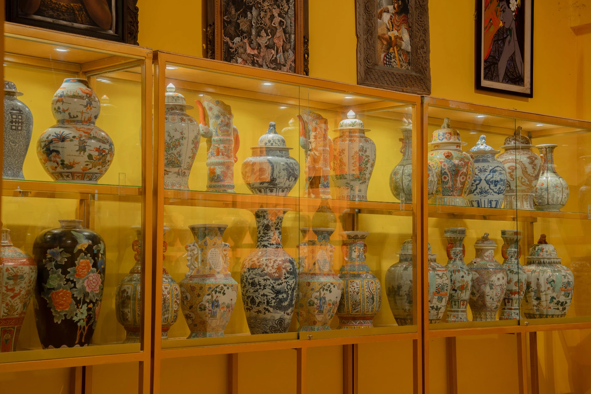 Collection of historical Chinese dynasty ceramics and porcelain artifacts, Museum Peter Bloch Collection.